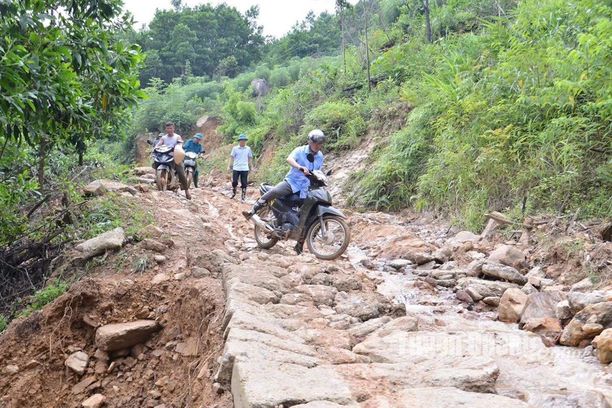 Đường về thôn Khuổi Ma xã Hùng Lợi bị ảnh hưởng nặng nề sau bão lũ số 10. Ảnh Minh Thủy