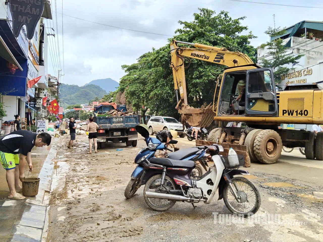 Ngay khi nước rút, Hiệp hội Doanh nghiệp Hà Giang đã huy động máy móc của các hội triển khai cứu trợ, dọn dẹp chỉnh trang lại các tuyến đường thuộc phường Hà Giang 1, Hà Giang 2 do lũ lụt gây ra. Do khối lượng bùn đất quá lớn, Hiệp hội kêu gọi các hộ dân cùng chung tay phối hợp, để công tác dọn dẹp, chỉnh trang các tuyến phố được thực hiện nhanh chóng, hiệu quả. Ảnh Hiệp hội cung cấp