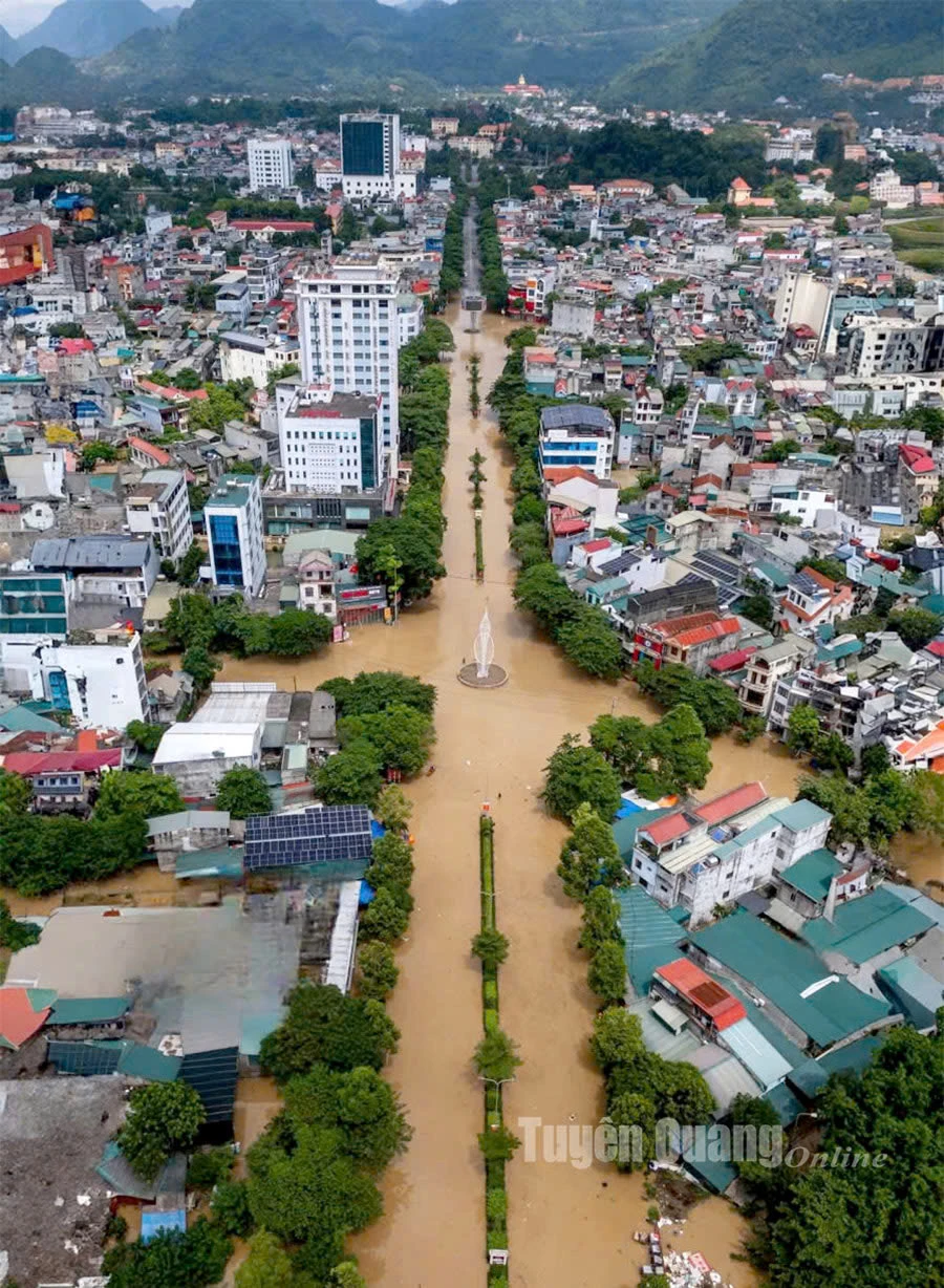 Nước xuống chậm, trục đường Bình Thuận, phường Minh Xuân vẫn bị ngập sâu. Ảnh: Quang Hòa