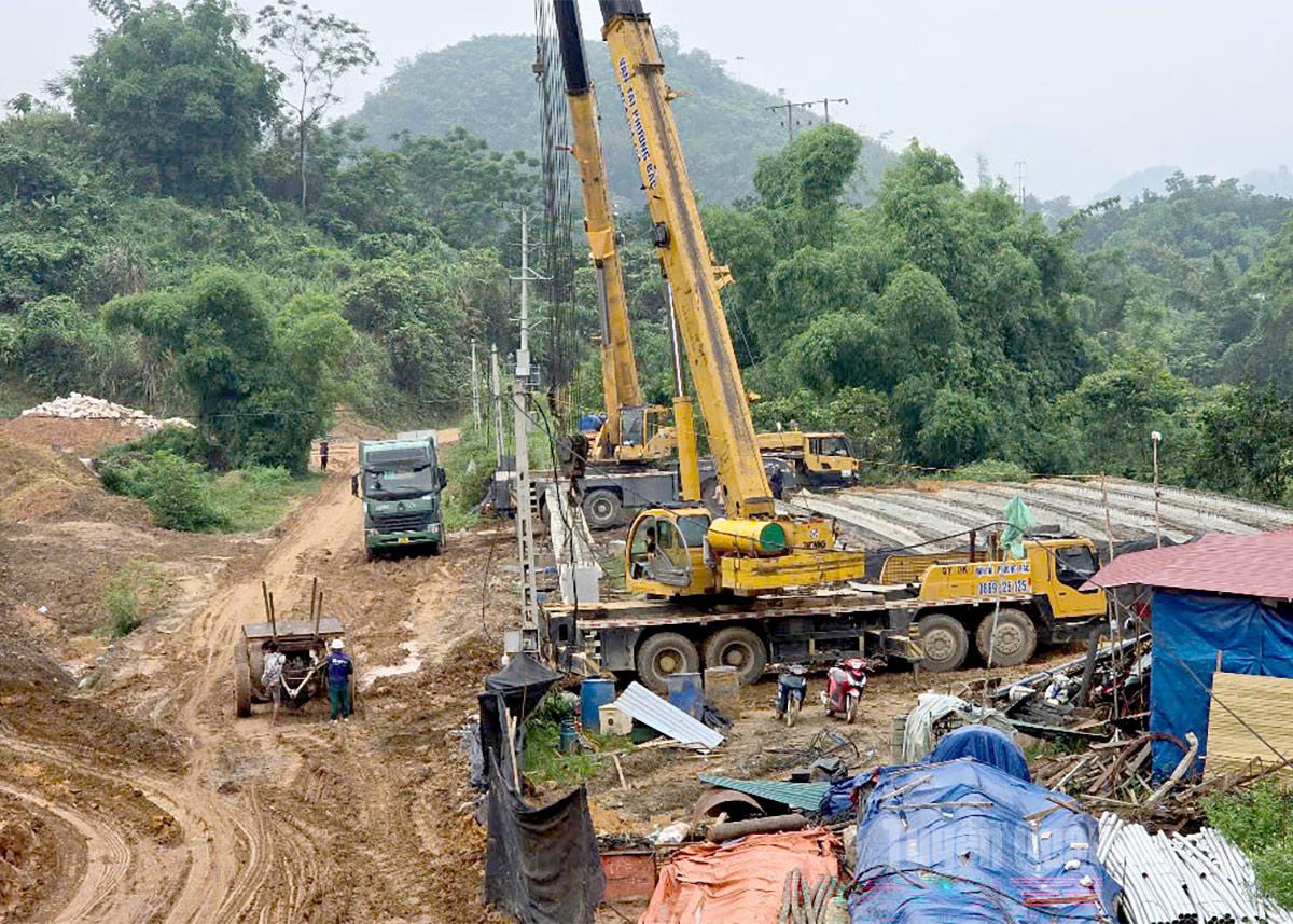 Máy móc được các đơn vị thi công Cao tốc Tuyên Quang - Hà Giang đưa lên vị trí cao tránh ngập nước, hư hỏng.
