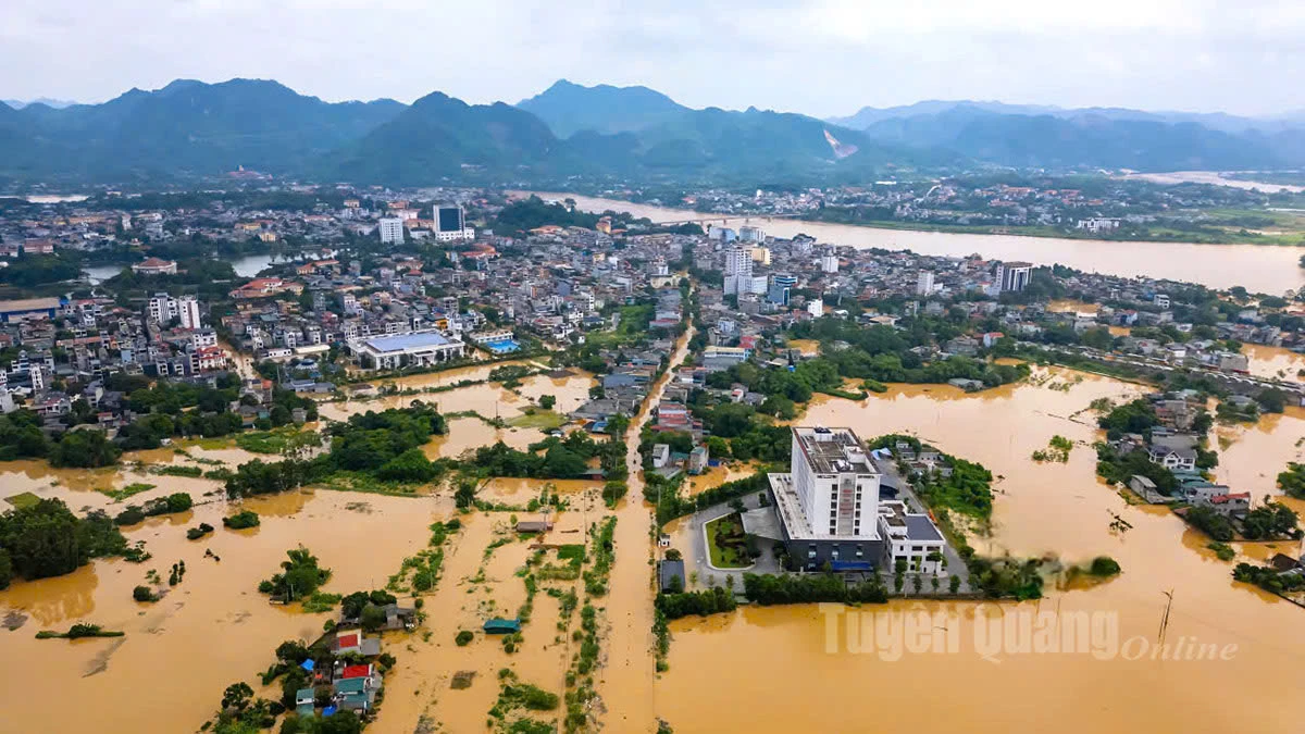 Trung tâm tỉnh lỵ Tuyên Quang bị ảnh hưởng lũ lụt nặng nề. Ảnh: Quang Hòa