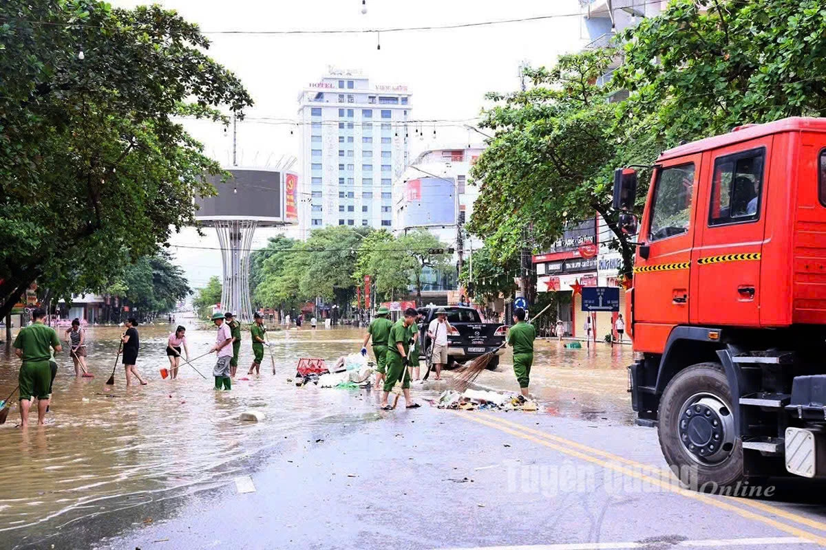 Người dân cùng lực lượng chức năng dọn dẹp, thu gom rác thải khu vực phường Minh Xuân. Ảnh: Thu Hằng