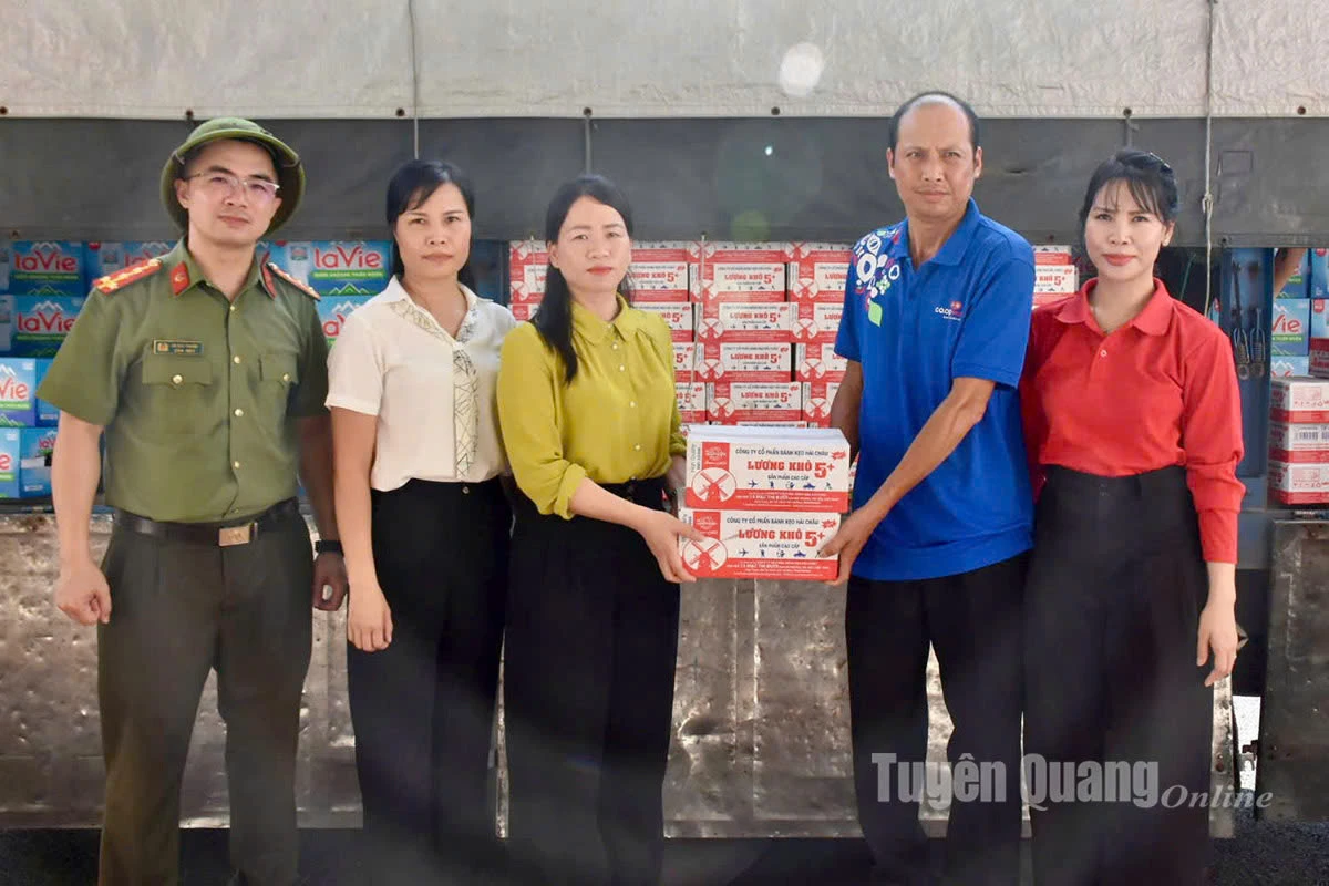 Ủy ban MTTQ Việt Nam tỉnh, Hội Chữ thập đỏ tỉnh tiếp nhận 15 tấn hàng hỗ trợ nhân dân vùng lũ. Ảnh: Trang Hoàng
