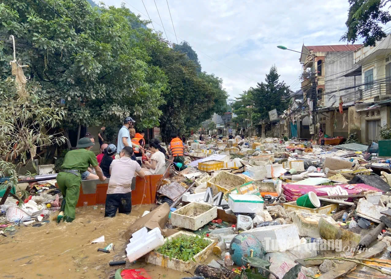 Hiện tại lượng rác thải đổ về khu vực tổ 2 Minh Khai, Trường Nội trú Hà Giang khi nước rút rất nhiều. Ảnh: Hoàng Hà