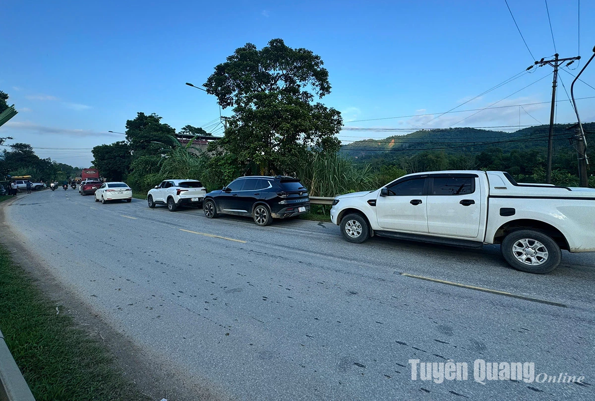 Đoàn xe xếp hàng từ km48 - km 41 chờ nước rút thông đường QL2, Km48 xã Tân Quang. Ảnh: Mai Ánh