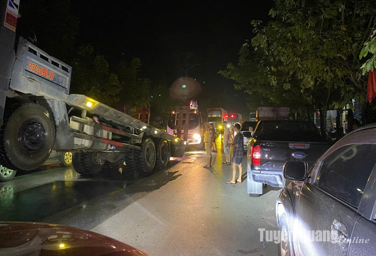 19h40, đoạn ngập sâu tại km46, QL2, xã Tân Quang gây ách tắc giao thông gần 2 ngày qua mới ghi nhận những chiếc xe tải lớn có thể vượt qua. Còn lại rất nhiều xe ô tô nhỏ, các phương tiện và người dân vẫn phải chờ nước rút bớt mới có thể đi qua đây. Ảnh: Huy Toán