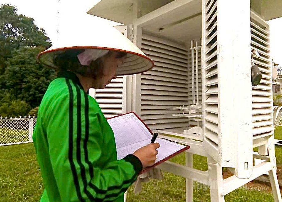 Cán bộ khí tượng âm thầm làm nhiệm vụ quan trắc.