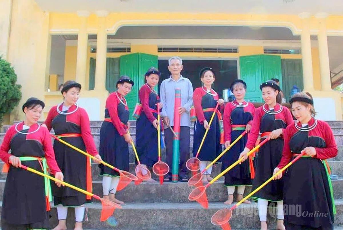Thành viên Câu lạc bộ Sình ca Cao Lan Giếng Đõ luyện tập điệu múa xúc tép - nét văn hóa dân gian đặc sắc của người Cao Lan.