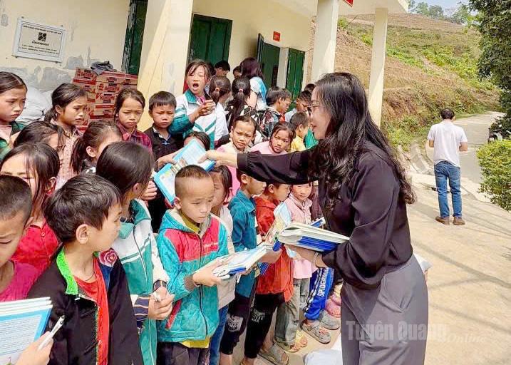 Hàng nghìn bộ sách giáo khoa được chị Ngân kết nối tặng cho học sinh khó khăn.
