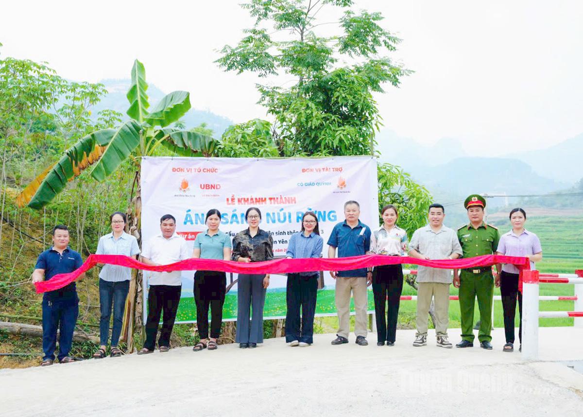 Chị Ngân (thứ 5 bên trái) trong buổi khánh thành cầu dân sinh do chị kết nối.