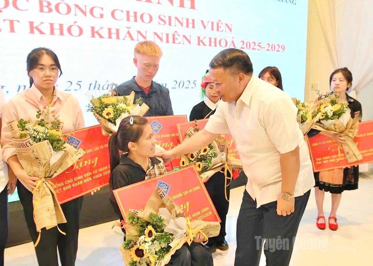 Chủ tịch UBND tỉnh Phan Huy Ngọc động viên sinh viên có hoàn cảnh khó khăn thi đỗ đại học năm 2025 được Công ty cổ phần cơ khí khoáng sản Hà Giang hỗ trợ chi phí học tập.                                 Ảnh: Huy Hoàng