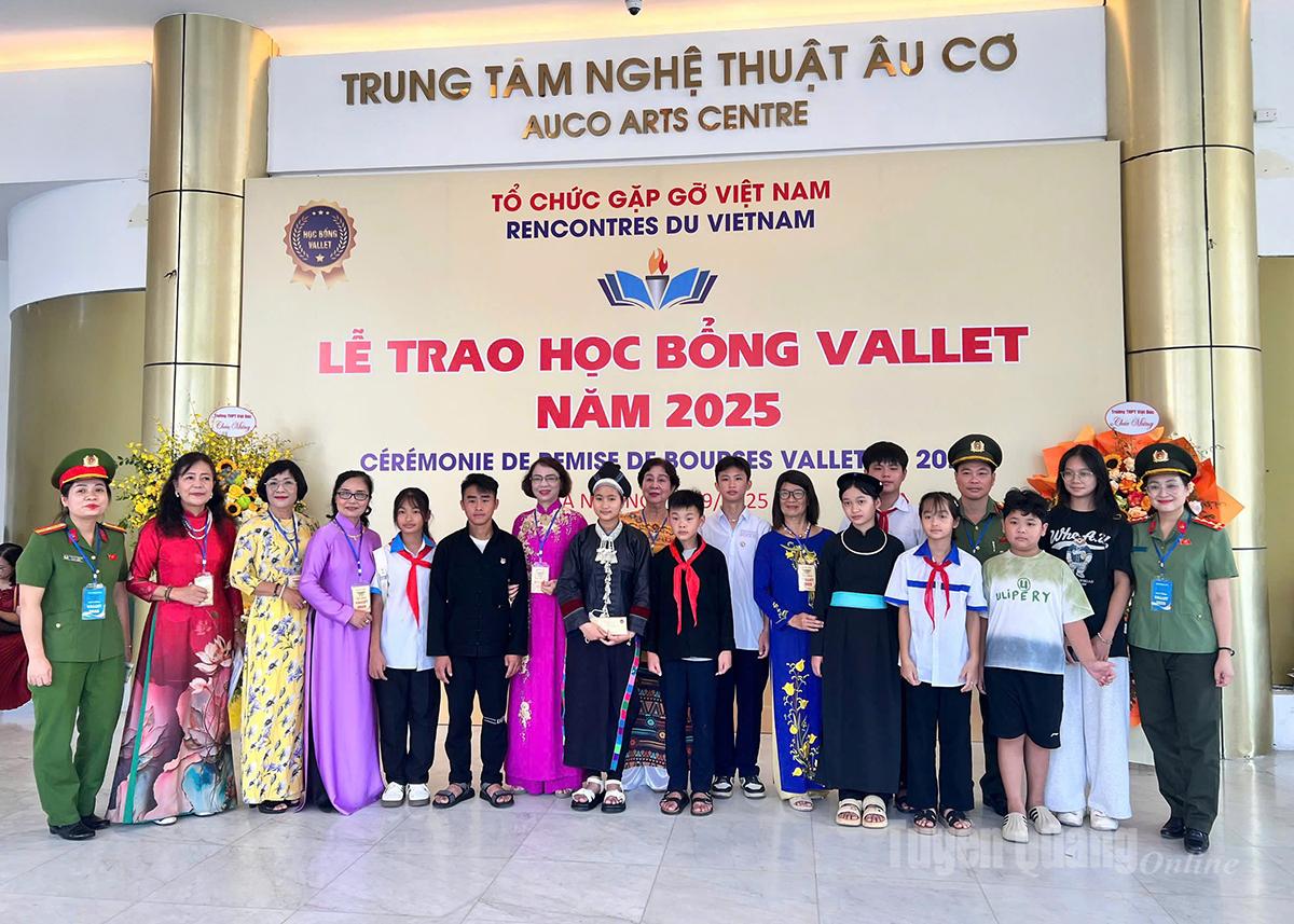 Con nuôi Công an xã, con nuôi Mẹ đỡ đầu của Công an tỉnh được nhận học bổng Vallet.
