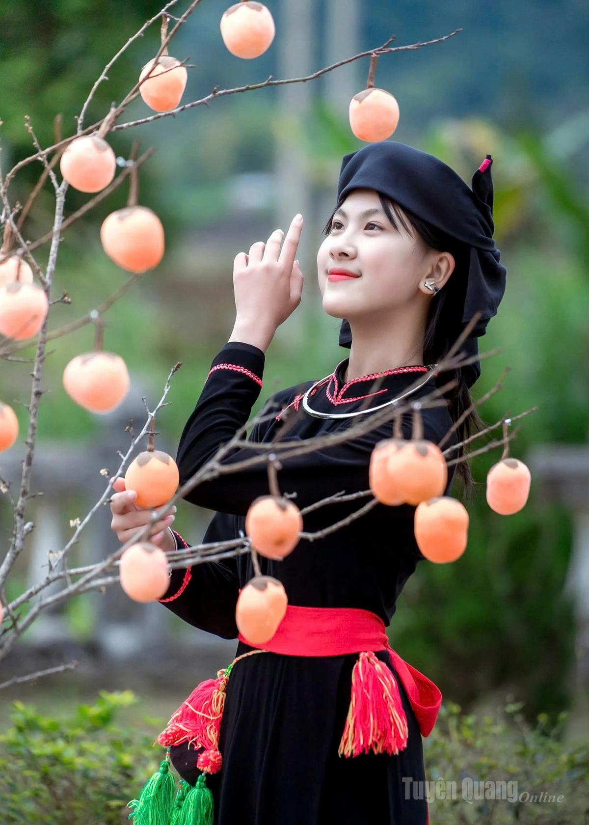 Young women of Na Tong, Thuong Lam Commune joyfully celebrate the Long Tong Festival.