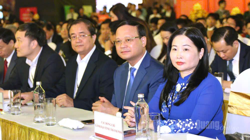 Đồng chí Nguyễn Mạnh Tuấn, Uỷ viên BTV Tỉnh uỷ, Phó Chủ tịch Thường trực UBND tỉnh thăm gian hàng của tỉnh Tuyên Quang.