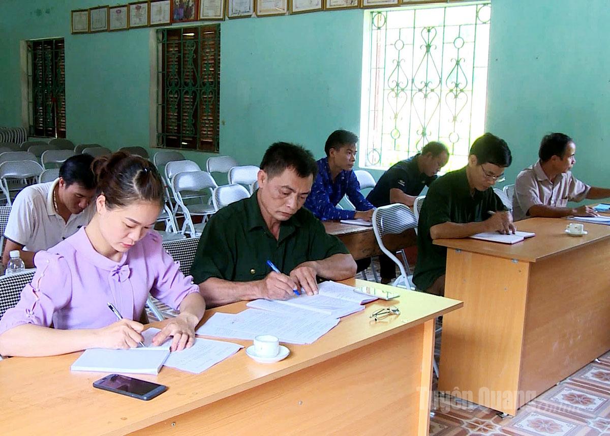 Chi bộ thôn Nà Mỵ, xã Bình An họp triển khai tới các đảng viên về ứng dụng Sổ tay đảng viên điện tử.