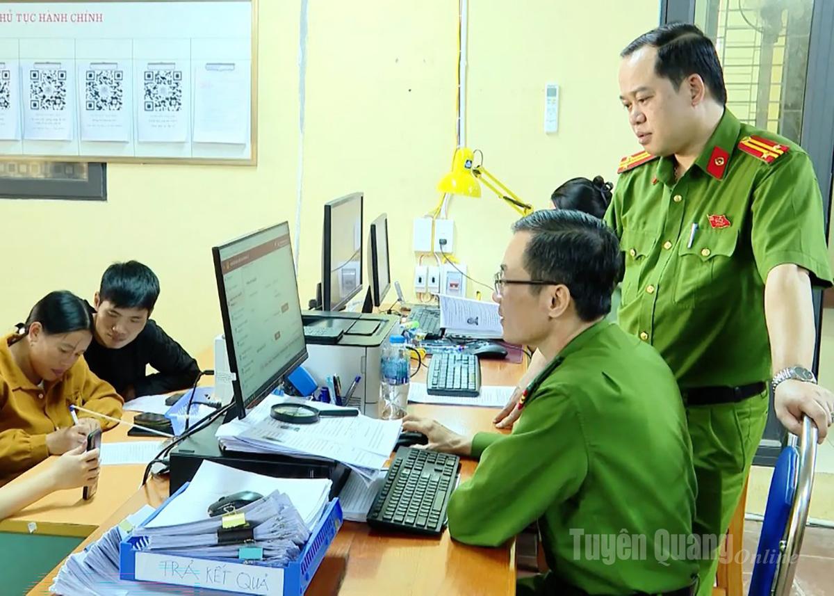 Công an xã Ngọc Đường hướng dẫn người dân cập nhật thông tin đất đai lên phần mềm quản lý.