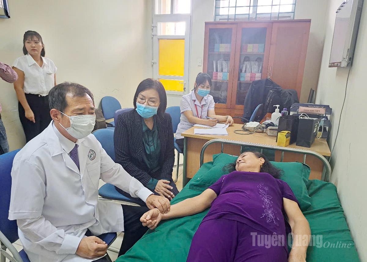 Giáo sư, Tiến sĩ Byun Yong – Ho thăm khám cho người dân.