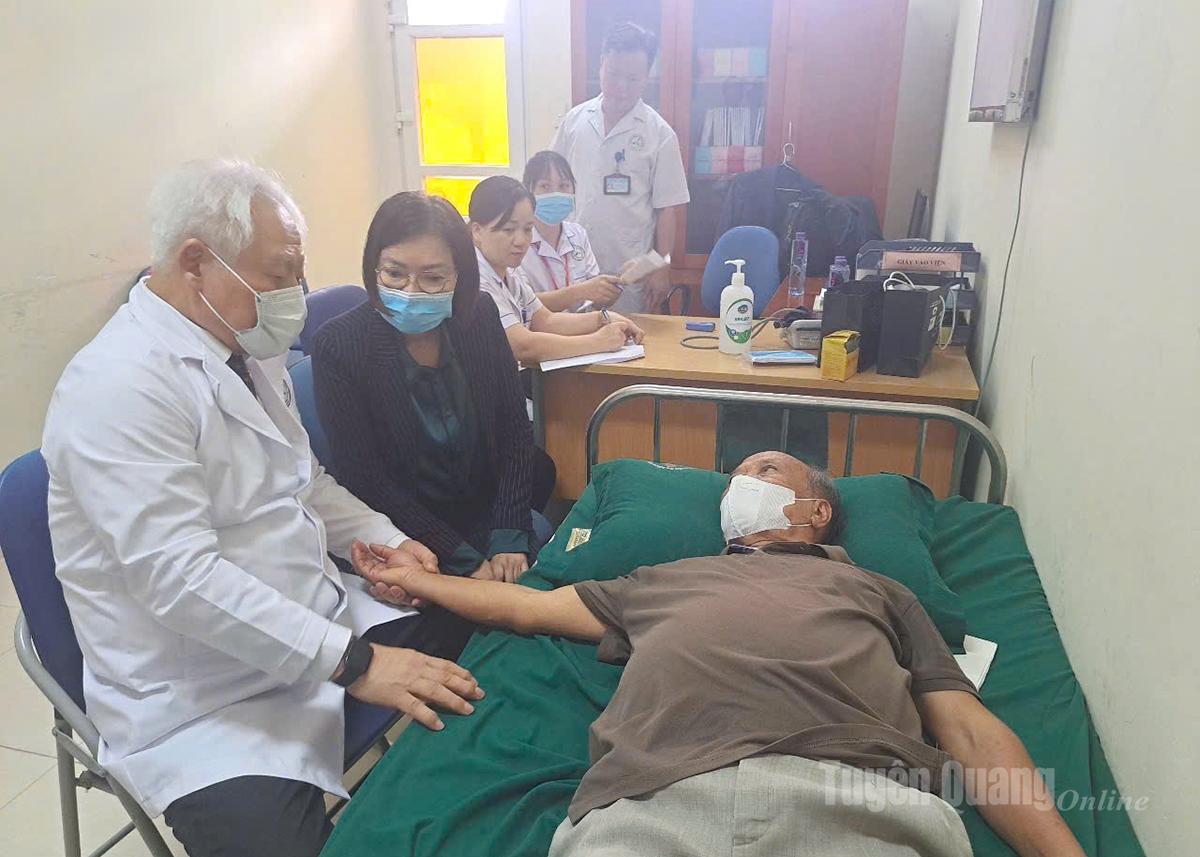 Giáo sư, Tiến sĩ thăm khám cho người dân.