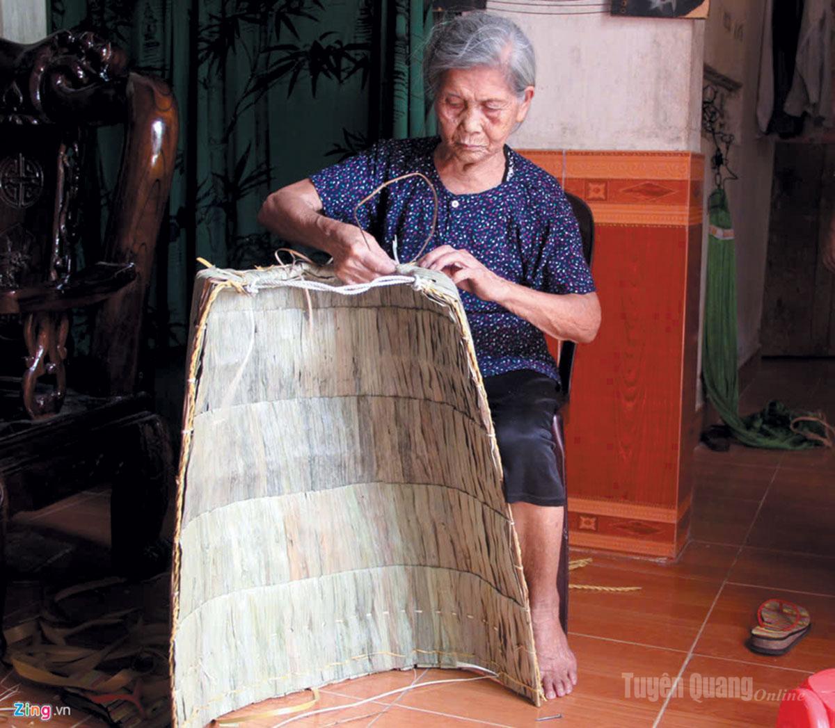 Nghề làm áo tơi vẫn được một số địa phương giữ gìn.
