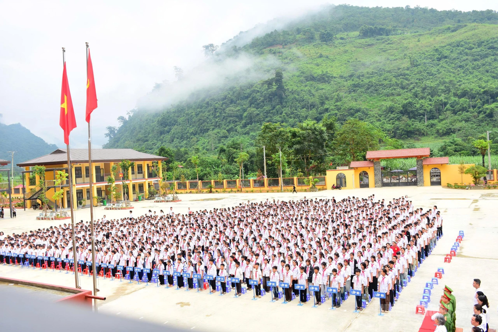 Các em học sinh trong buổi sáng thứ hai.