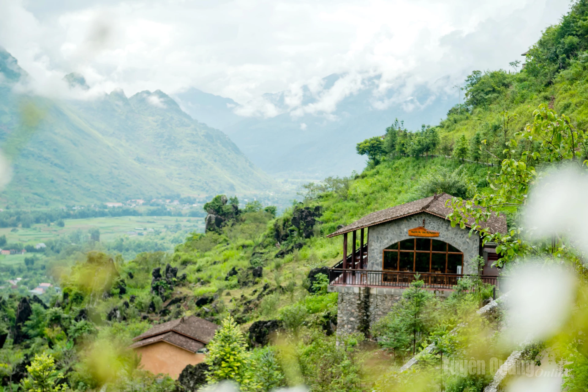Hmong Village Resort là một khu nghỉ dưỡng độc đáo nằm ẩn mình bên sườn núi đá vây quanh bởi mây trời, là điểm đến hấp dẫn với khách du lịch yêu thiên nhiên.