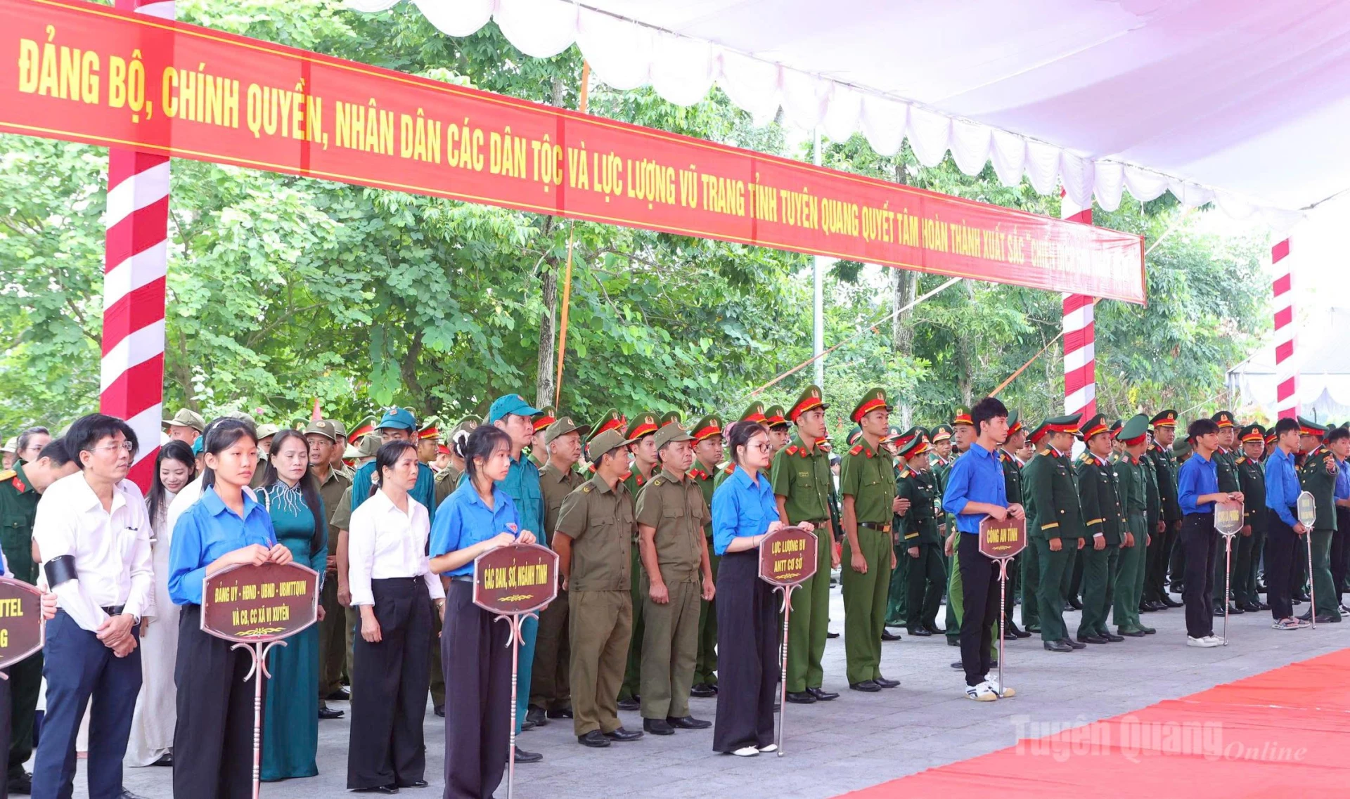 Các lực lượng ổn định vị trí trước Lễ truy điệu, an táng hài cốt liệt sĩ. Ảnh: Lý Thu