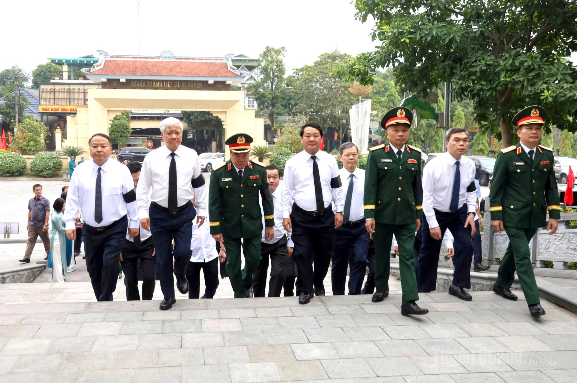Các đồng chí lãnh đạo Trung ương và lãnh đạo tỉnh tham dự buổi lễ. Ảnh: Văn Long