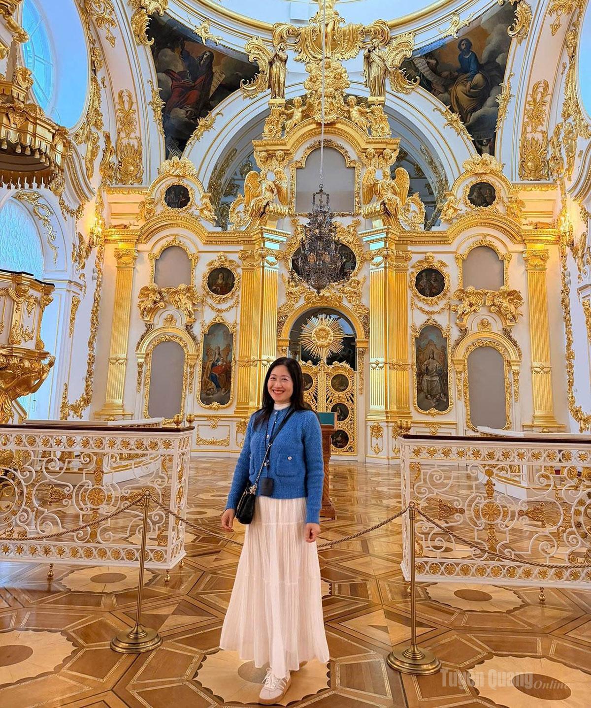Nằm bên dòng sông Neva, Cung điện Mùa Đông là một trong những công trình kiến trúc vĩ đại nhất của Saint Petersburg. Được xây dựng vào thế kỷ 18, cung điện từng là nơi ở chính thức của các vị Sa hoàng Nga. Với kiến trúc Baroque lộng lẫy, nội thất dát vàng tinh xảo và bộ sưu tập nghệ thuật phong phú, nơi đây hiện nay chính là một phần của Bảo tàng Hermitage – một trong những bảo tàng lớn nhất thế giới đã được tổ chức UNESCO xếp hạng di sản thế giới