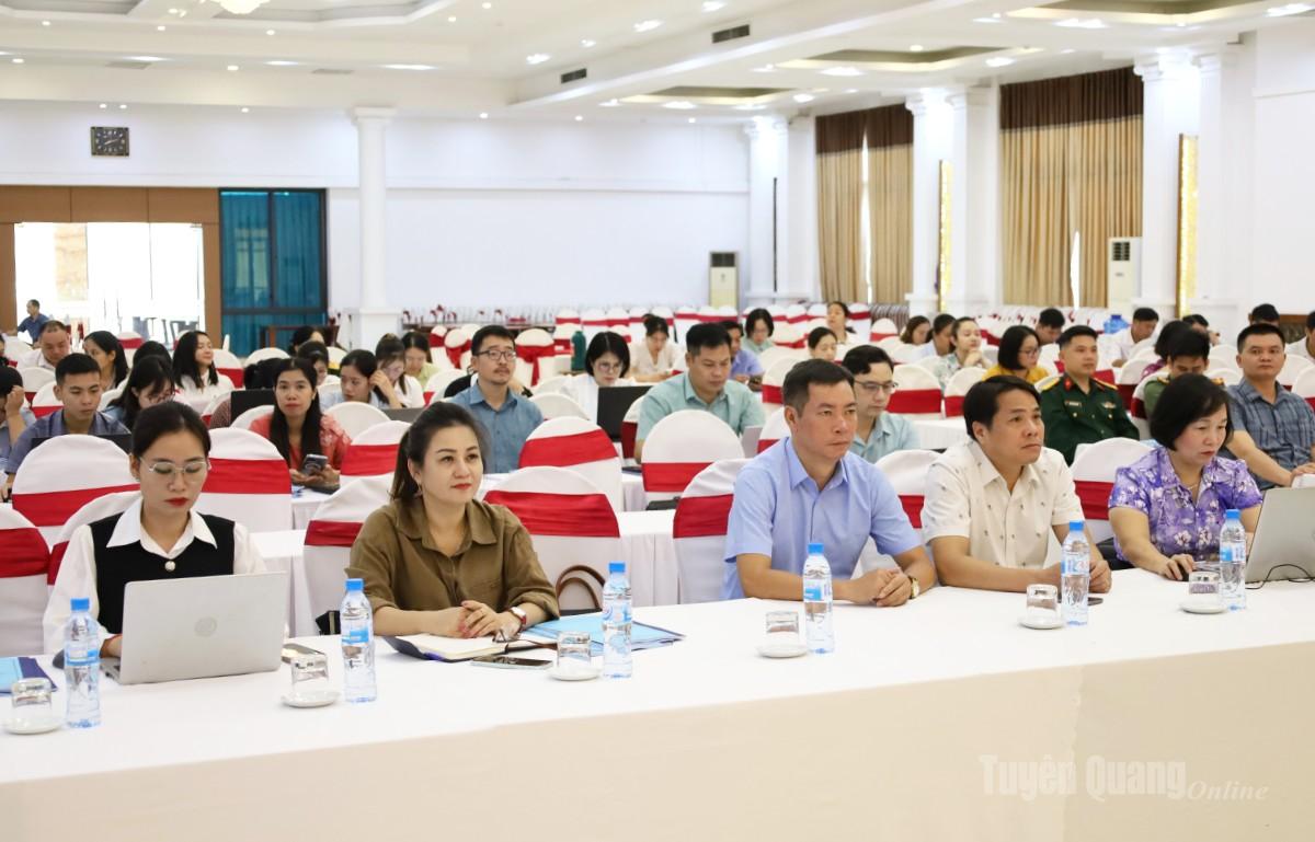Các đại biểu và học viên dự lớp tập huấn.