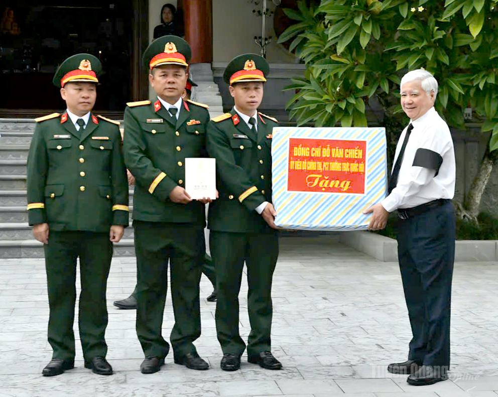 Đồng chí Đỗ Văn Chiến, Ủy viên Bộ Chính trị, Phó Chủ tịch Thường trực Quốc hội tặng quà Đội Tìm kiếm, quy tập hài cốt liệt sĩ và Ban Quản lý Nghĩa trang Liệt sĩ Quốc gia Vị Xuyên. Ảnh: Thanh Phúc