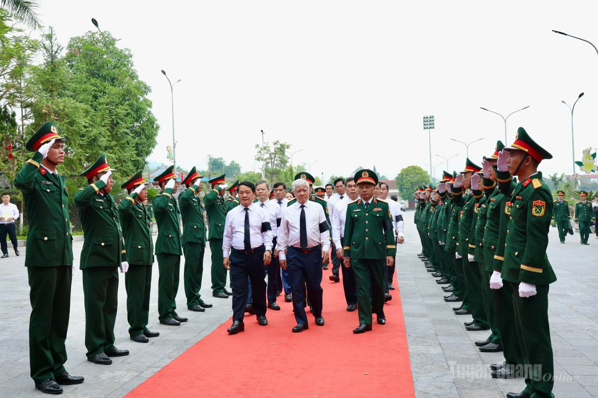 Các đồng chí lãnh đạo Trung ương, lãnh đạo tỉnh và đại biểu tham dự Lễ truy điệu và an táng hài cốt liệt sĩ. Ảnh: Diệu Linh