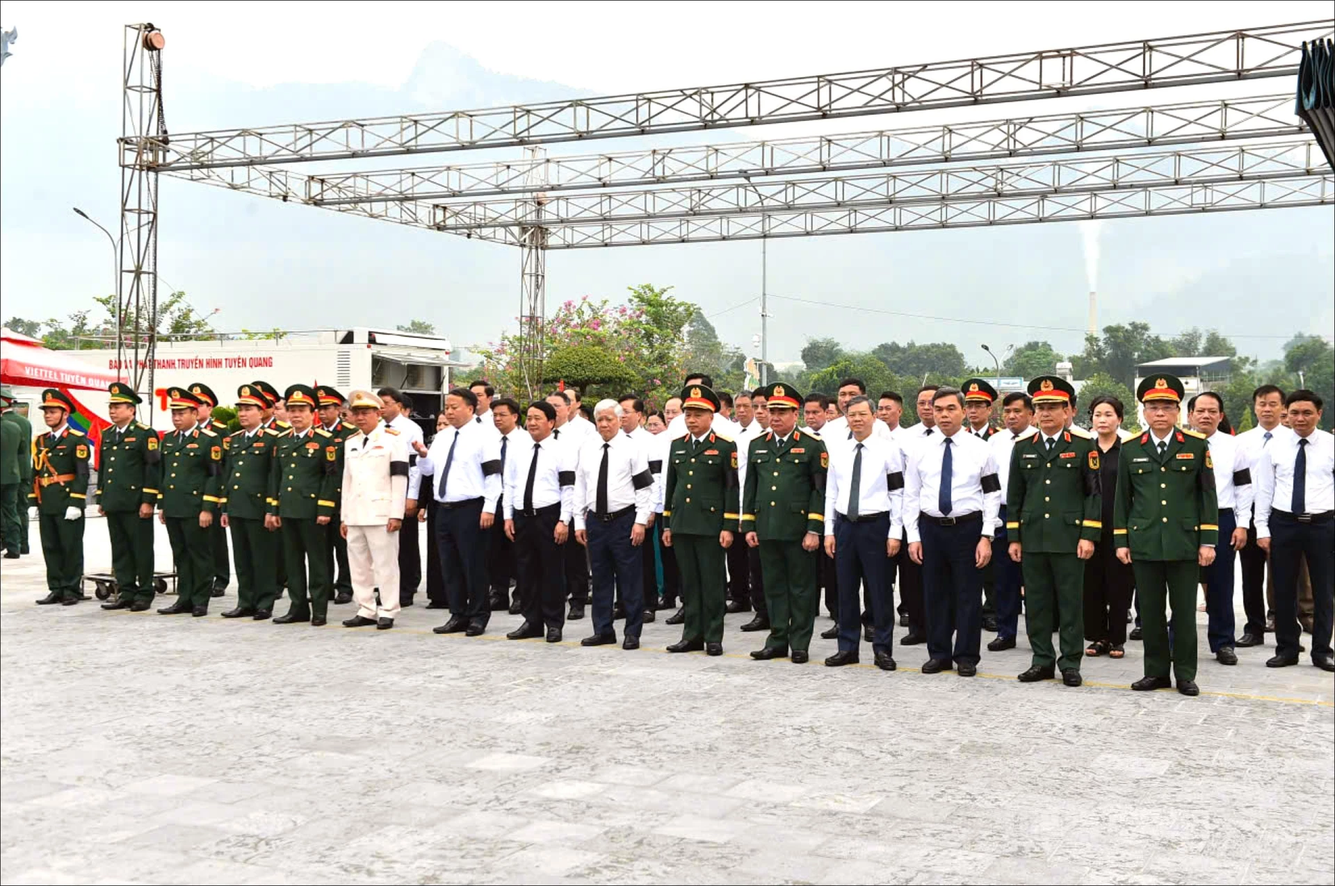 Các đồng chí lãnh đạo Trung ương, lãnh đạo tỉnh và đại biểu thành kính trước anh linh các Anh hùng liệt sĩ. Ảnh: Thanh Phúc