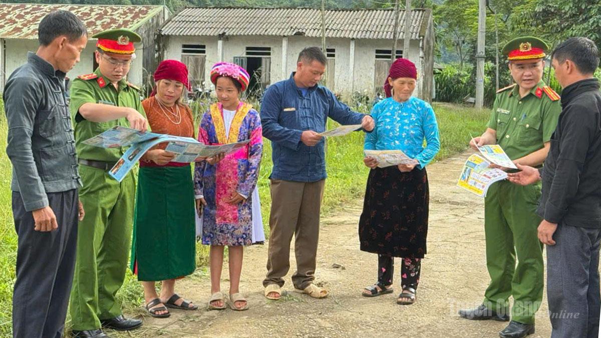 Cán bộ Công an xã Nghĩa Thuận tuyên truyền chủ trương, chính sách, pháp luật bằng tiếng dân tộc, giúp người dân dễ hiểu, dễ tiếp thu.