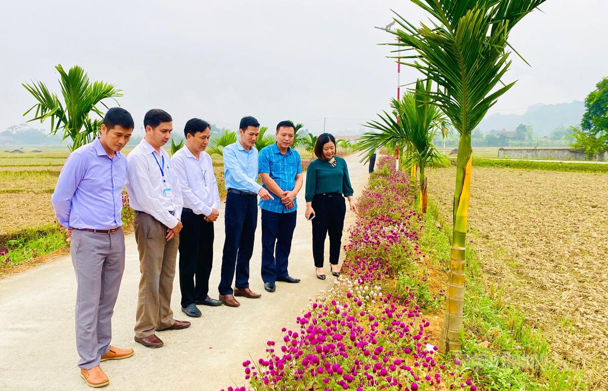 Tuyến đường bê tông khang trang tại thôn 
Bản Đén được xây dựng từ phong trào hiến đất của gia đình ông Chính và các hộ dân.