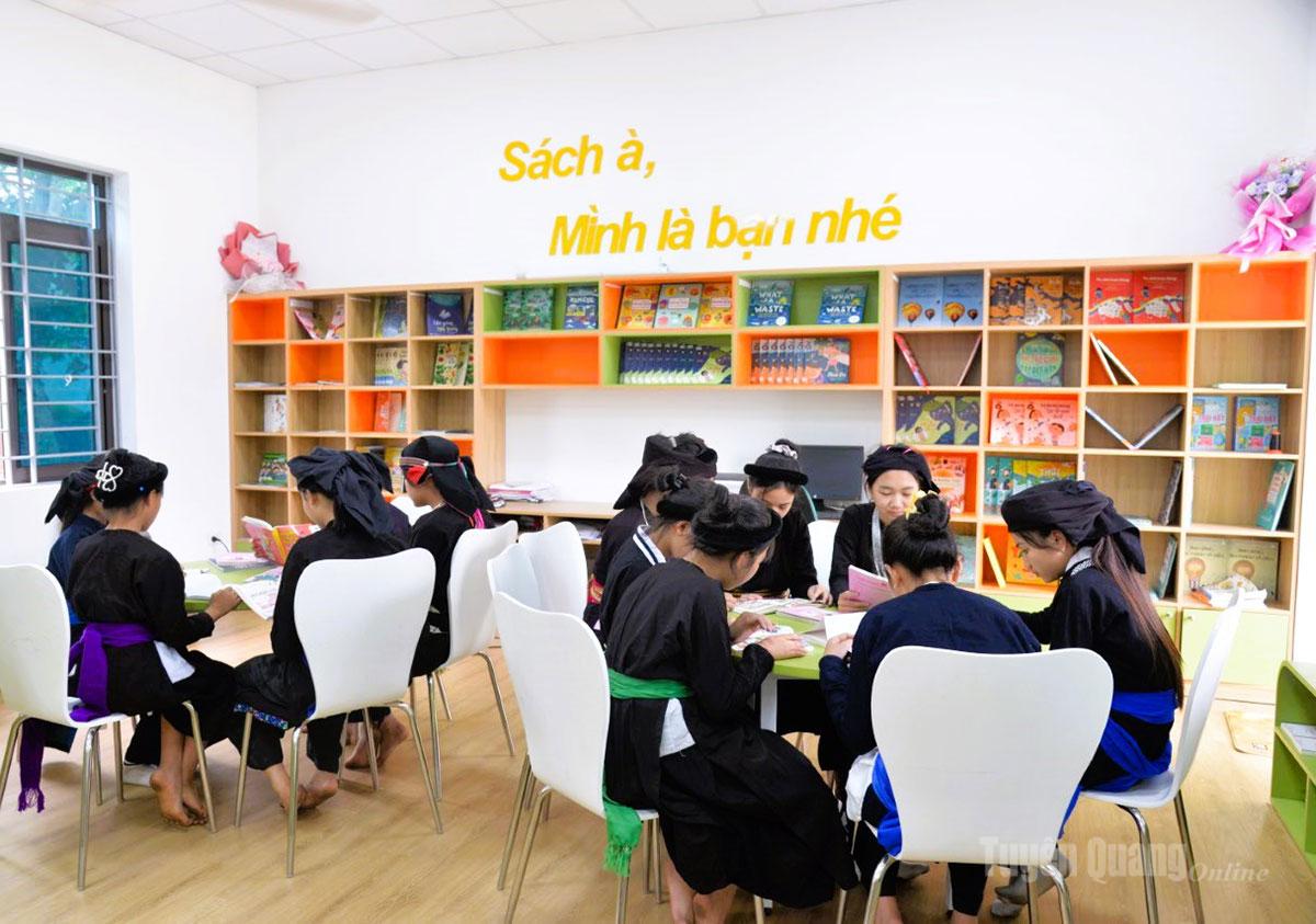 Học sinh Trường Trung học cơ sở Bằng Lang đọc sách, tìm hiểu kiến thức tại thư viện xanh của nhà trường.