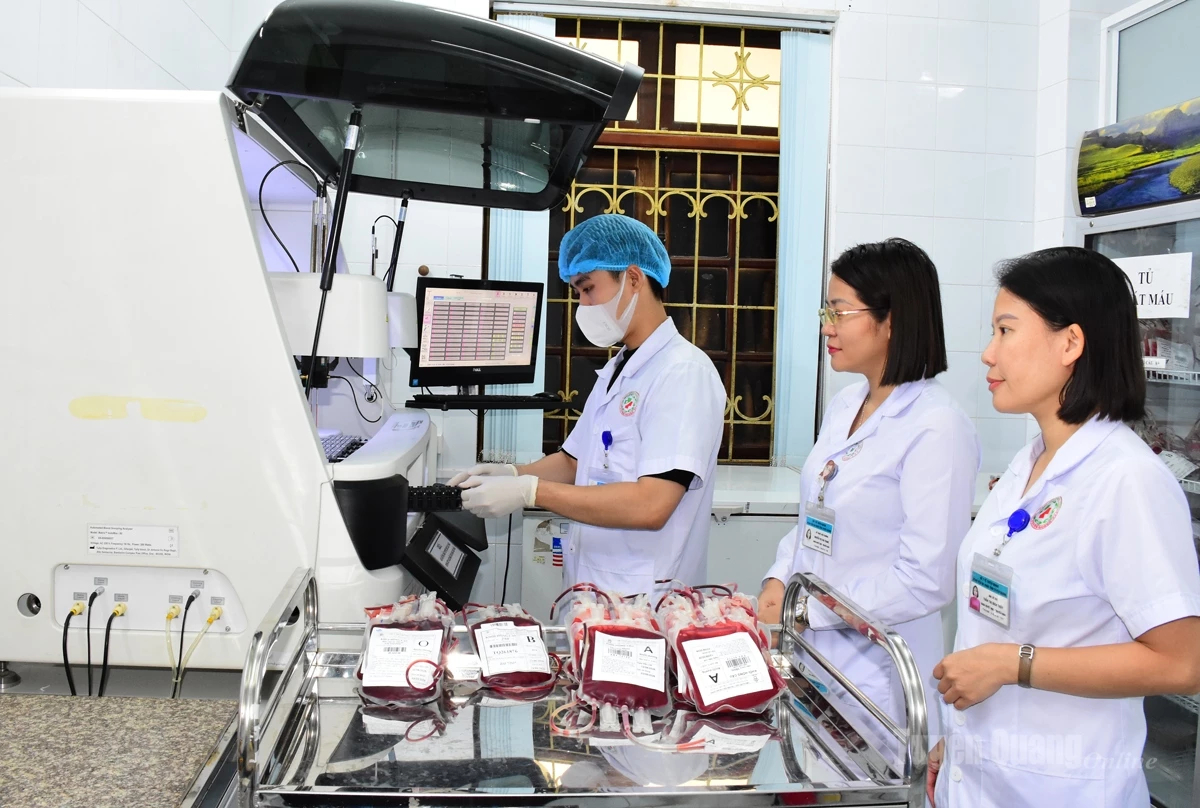 Leaders of the Hematology and Blood Transfusion Department of the provincial General Hospital inspect the operation of the Gelcard automated blood grouping system.