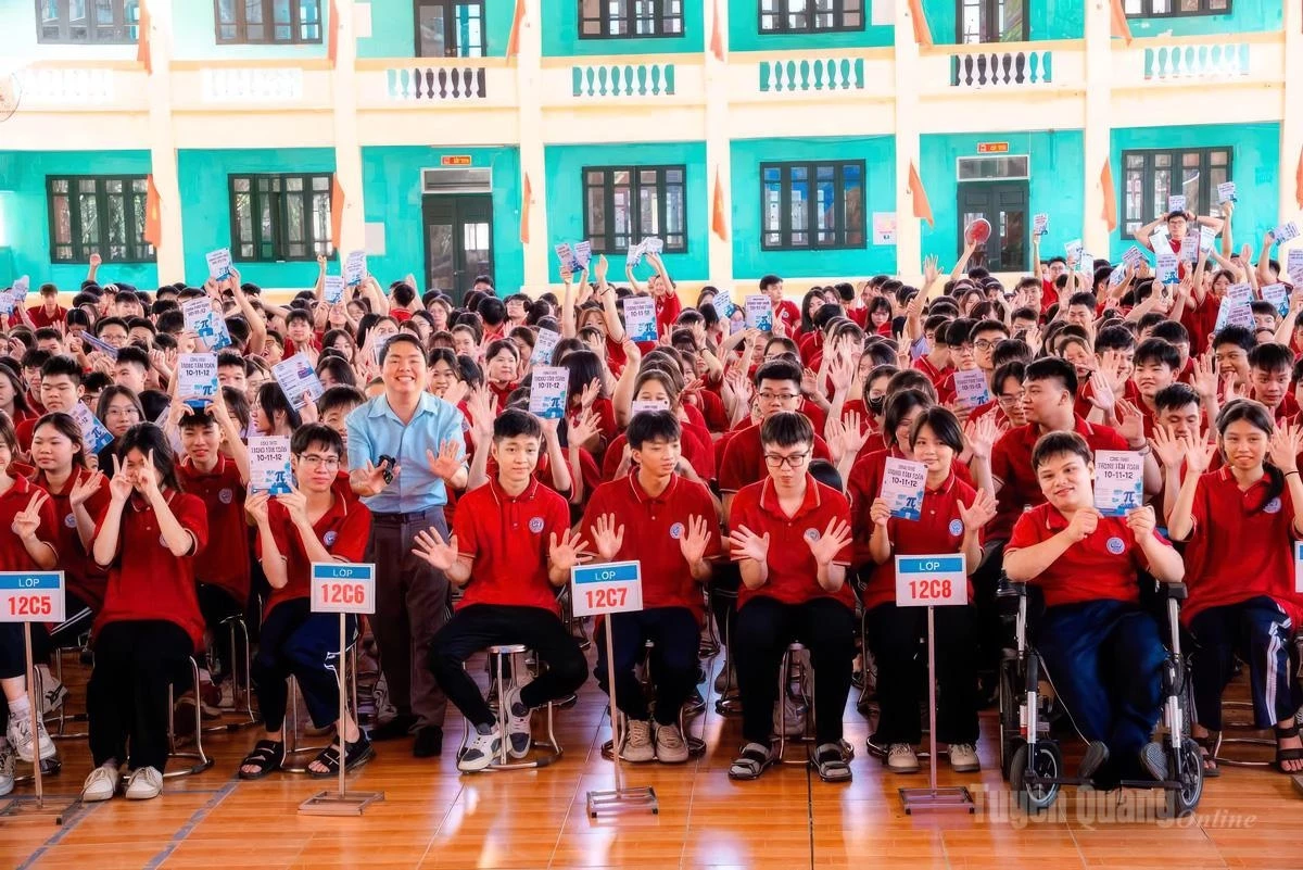 Students at Tan Trao High School enthusiastically participate in the Self-Positioning program.