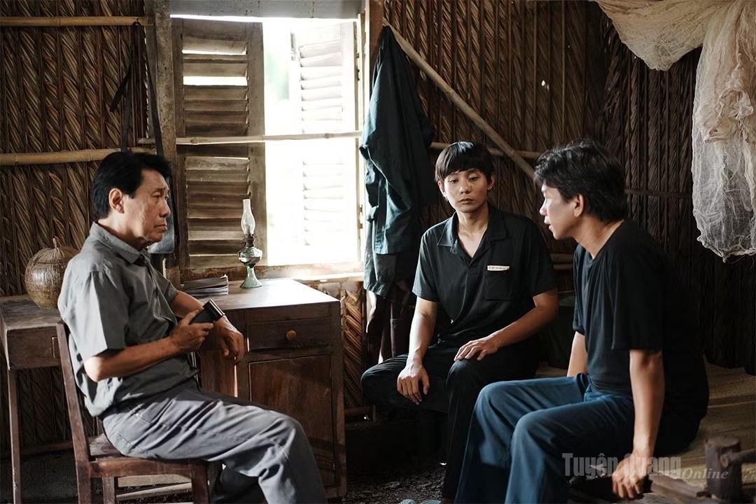 Diễn viên Huỳnh Kiến An (trái) trong phân cảnh vận động, cảm hóa những người lầm đường hợp tác với lực lượng An ninh, góp phần vào thắng lợi của chuyên án.