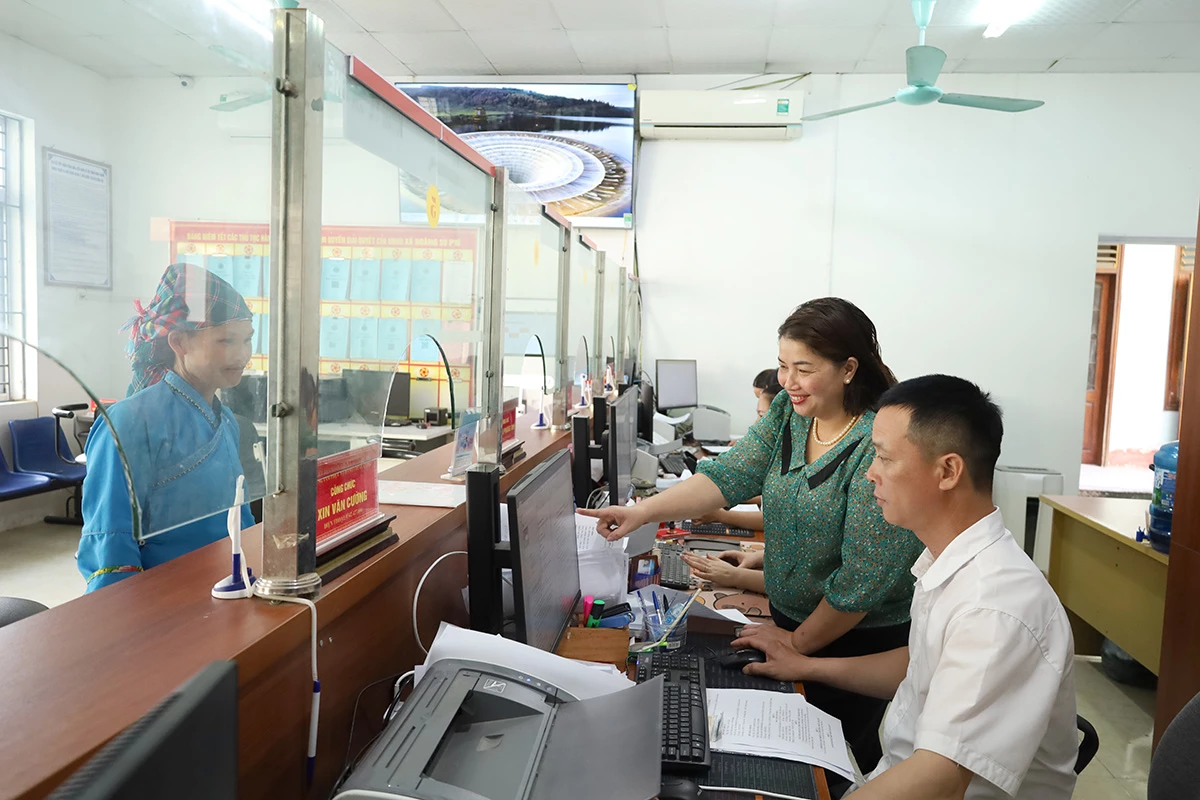 Cán bộ xã Hoàng Su Phì từng bước làm chủ công nghệ.