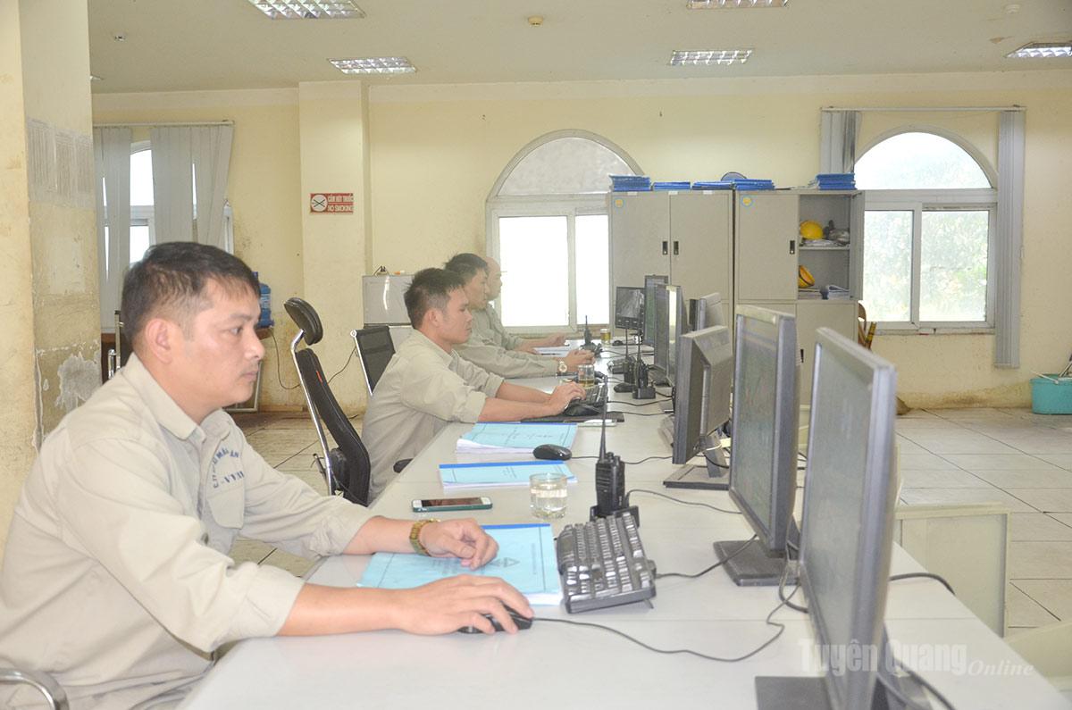 Cán bộ Công ty cổ phần xi măng Tân Quang điều hành sản xuất tại Trung tâm điều hành của đơn vị.