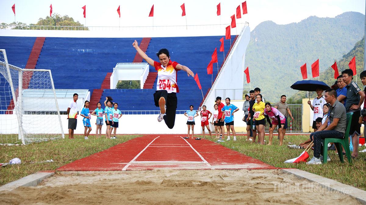 Nhảy xa nữ diễn ra kịch tính trên sân đấu.