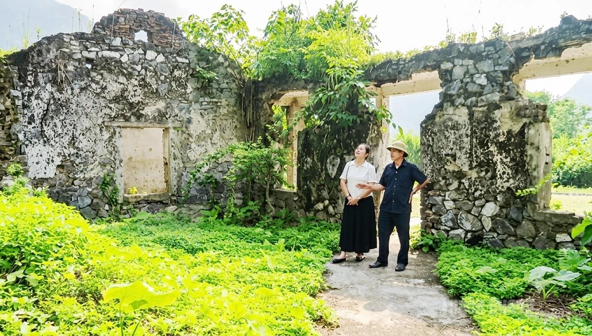 Visitors learn about the history of Pinh Village.