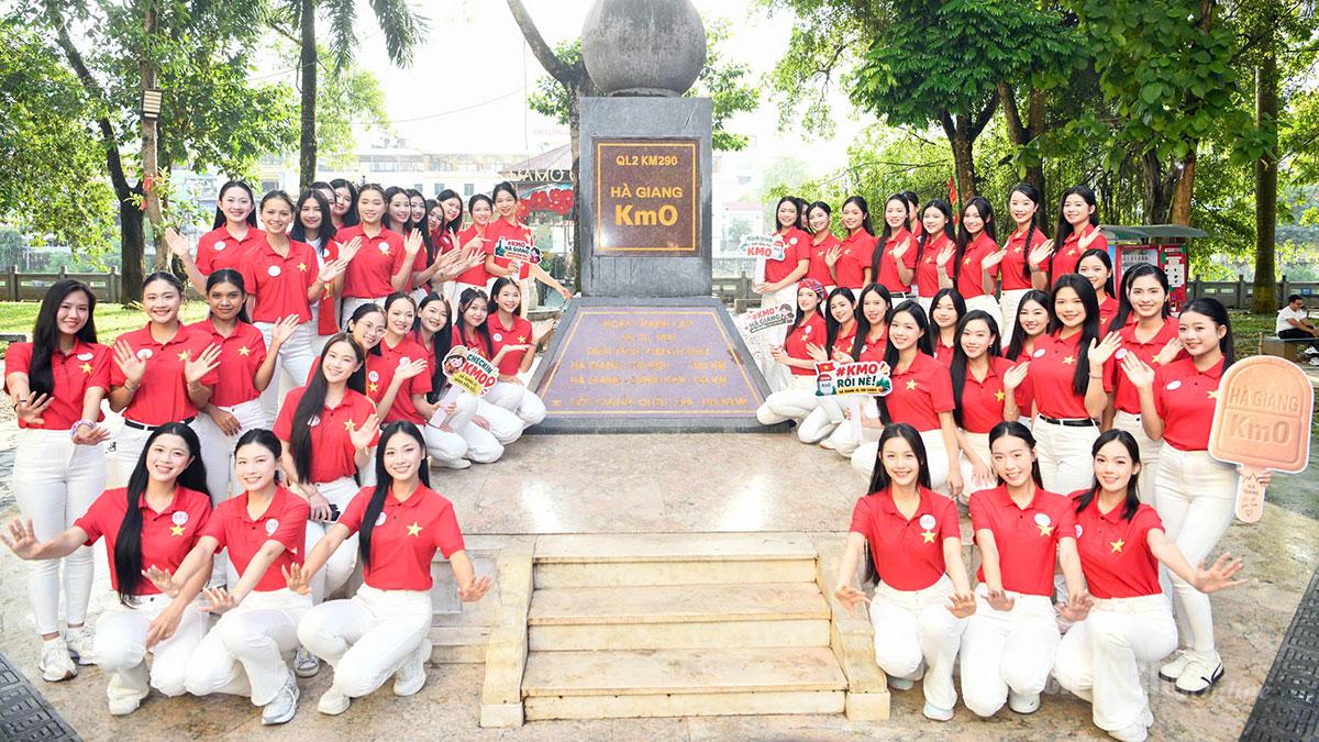  Các người đẹp chụp ảnh lưu niệm tại Hà Giang Km0, 
điểm khởi đầu hành trình 
khám phá miền cực Bắc.