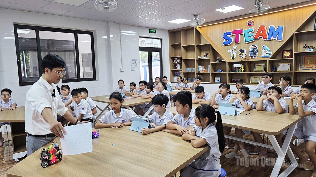 Thầy và trò trường 
Tiểu học Lê Văn Tám
 trong một tiết học STEAM.