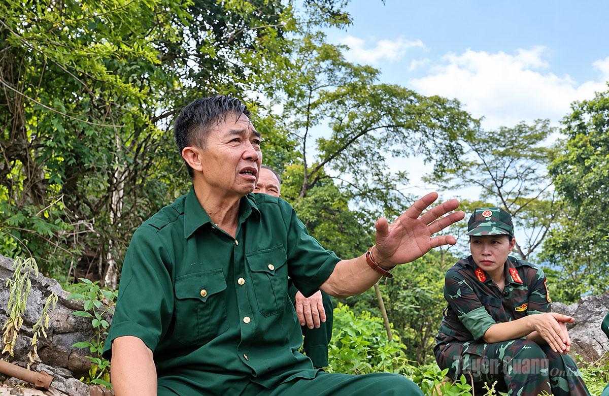 Cựu chiến binh Trịnh Xuân Hùng trở lại chiến trường xác định vị trí để Bộ Chỉ huy Quân sự tỉnh tìm kiếm, quy tập hài cốt liệt sĩ.