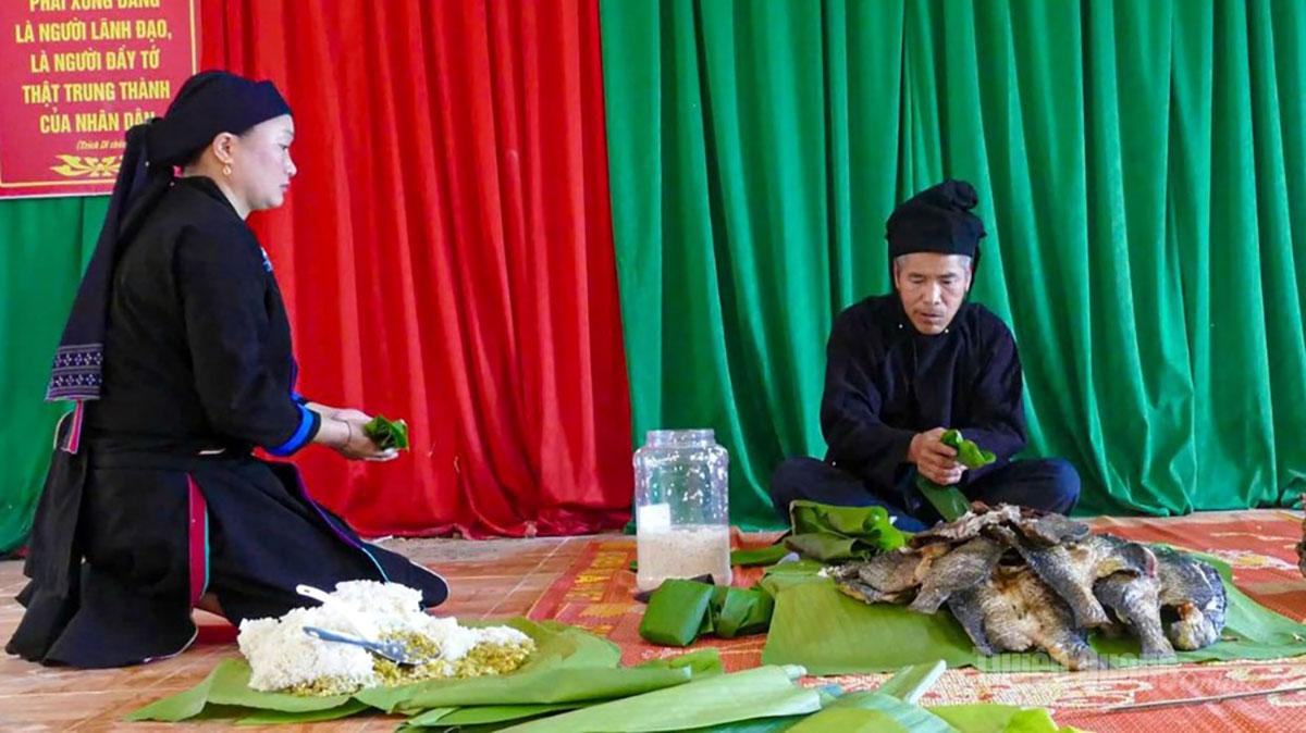 Người dân thôn Lùng Vi, xã Xuân Giang chuẩn bị mâm lễ cúng cơm mới.