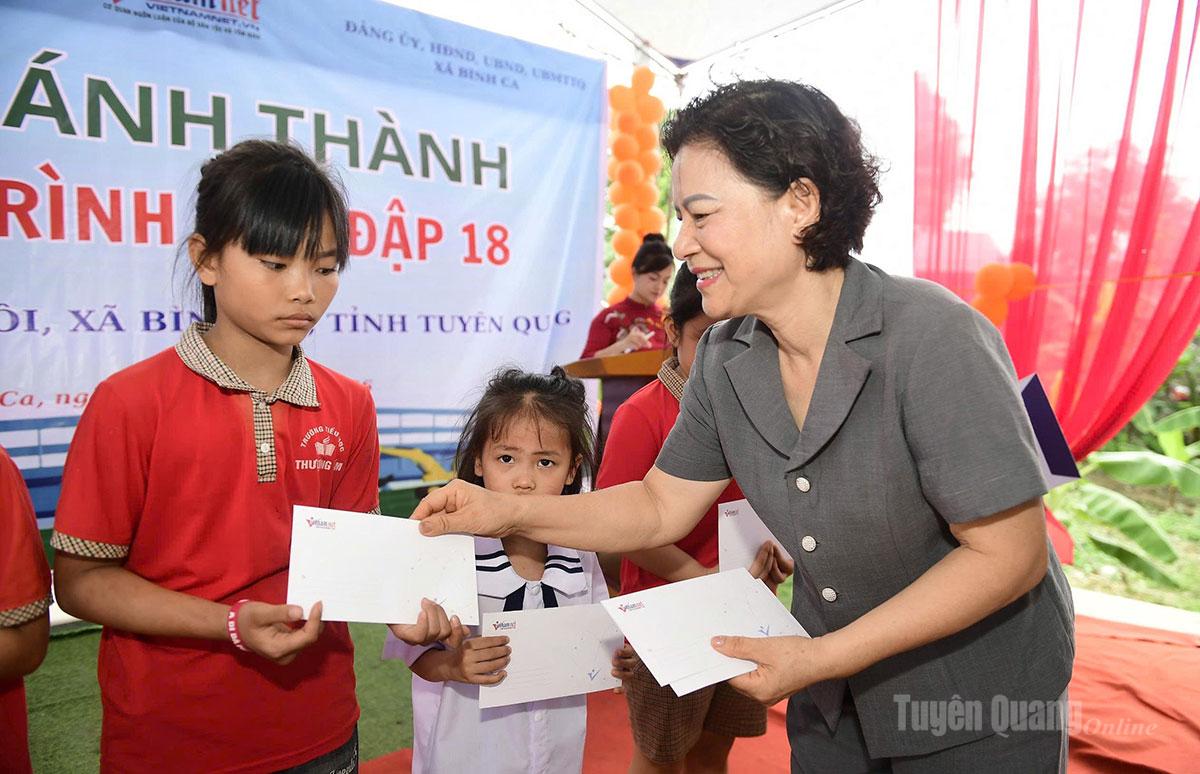 Đồng chí Vũ Thị Bích Việt, Chủ tịch Hội Khuyến học tỉnh trao học bổng cho học sinh nghèo
vượt khó xã Bình Ca.