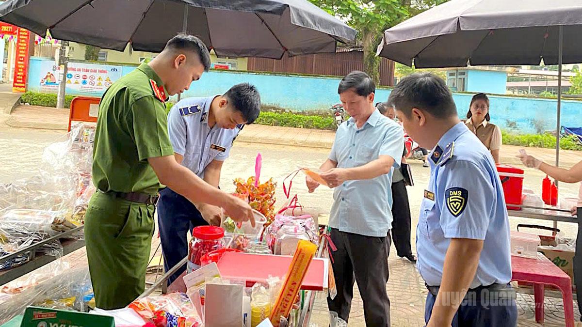 Cán bộ Đội Quản lý thị trường số 8 kiểm tra hàng hóa tại điểm kinh doanh trước cổng trường học.
