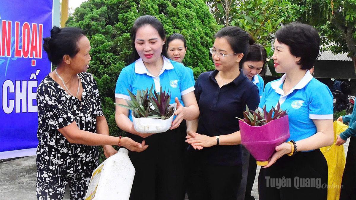 Hội Liên hiệp Phụ nữ tỉnh trao cây xanh hưởng ứng cuộc vận động “5 không, 3 sạch” tại phường Mỹ Lâm.