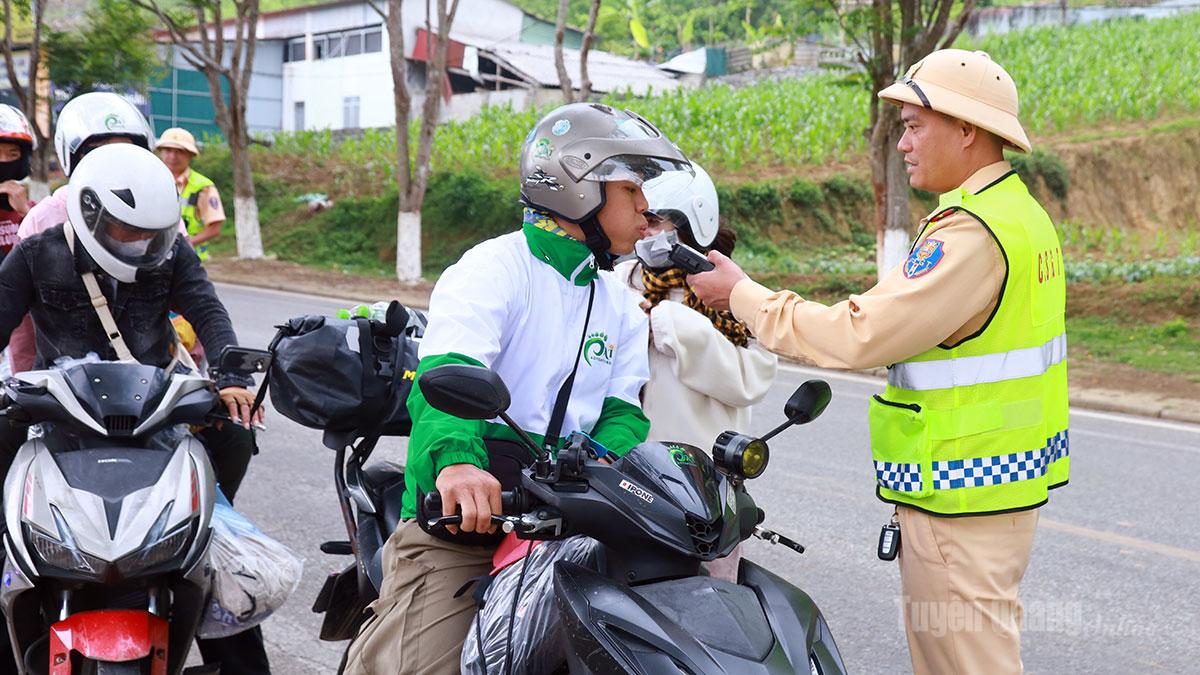  Lực lượng Cảnh sát giao thông tuần tra, kiểm soát trên tuyến đường Cao nguyên đá Đồng Văn.